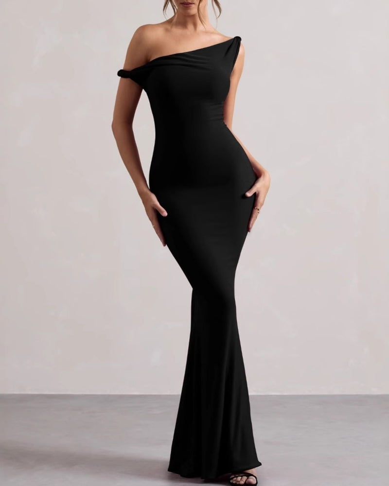 Montaracrest long bodycon monospalla dress in black, fitted design with one shoulder strap, elegant and stylish evening wear.
