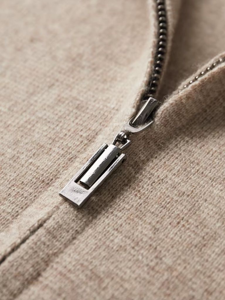 Montaracrest Heritage Kasjmier wool knit sweater showing a cozy, beige wool trui with a textured knit pattern.