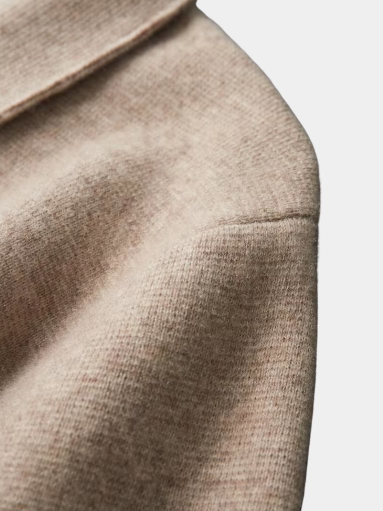 Montaracrest Heritage Kasjmier knit sweater featuring a cozy, textured wool in a classic style, ideal for casual wear.