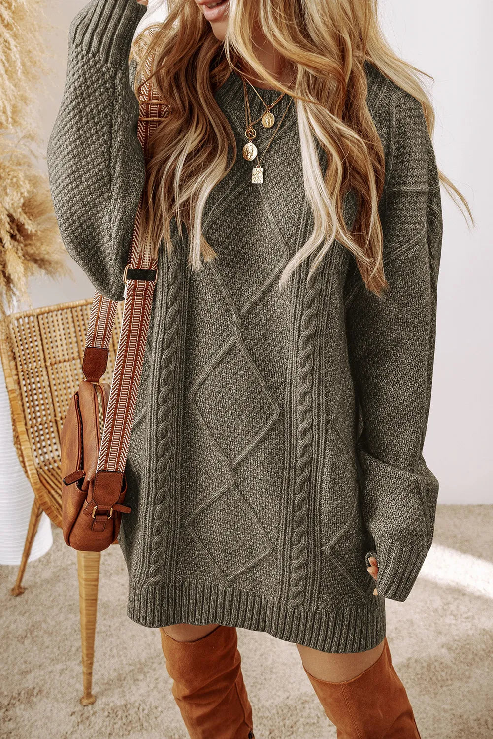 Montaracrest Serena Maglia Luxe knitted long pullover in premium yarn showing a close-up of the textured fabric.