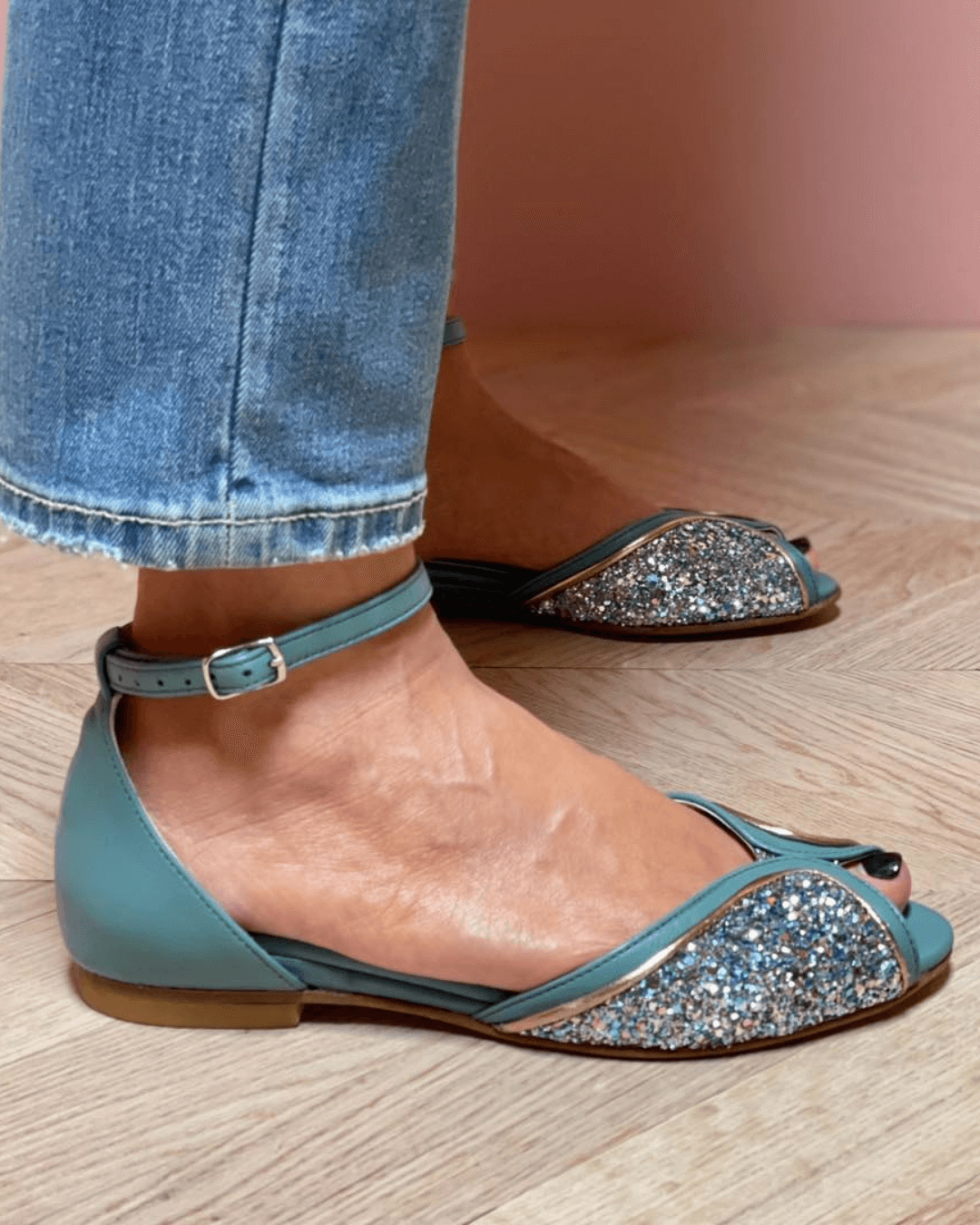 Montaracrest Basso sandals with luminous details, featuring black straps and decorative light accents.