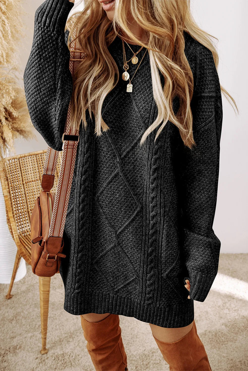 Montaracrest Serena Luxe knitted long pullover in high-quality yarn, showcasing its textured fabric and stylish design.