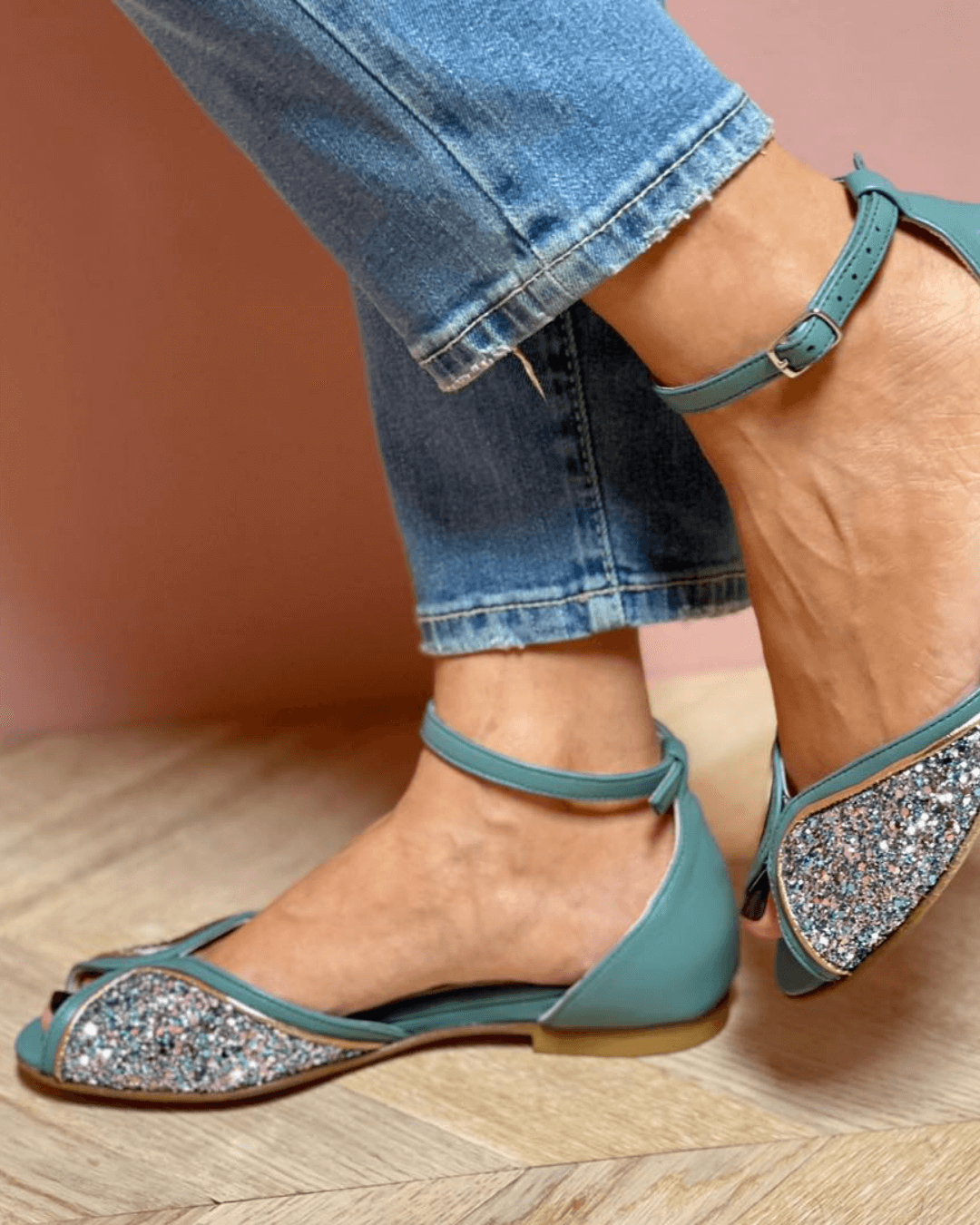 FLAT SANDALS WITH GLITTERY DETAILS - Montaracrest