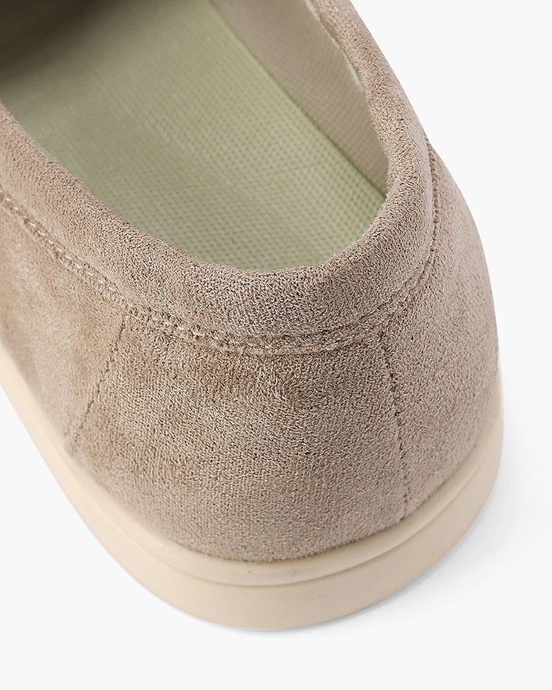 Montaracrest Villa Bellucci suede moccasins with a classic design, featuring soft camoscio material and elegant stitching.