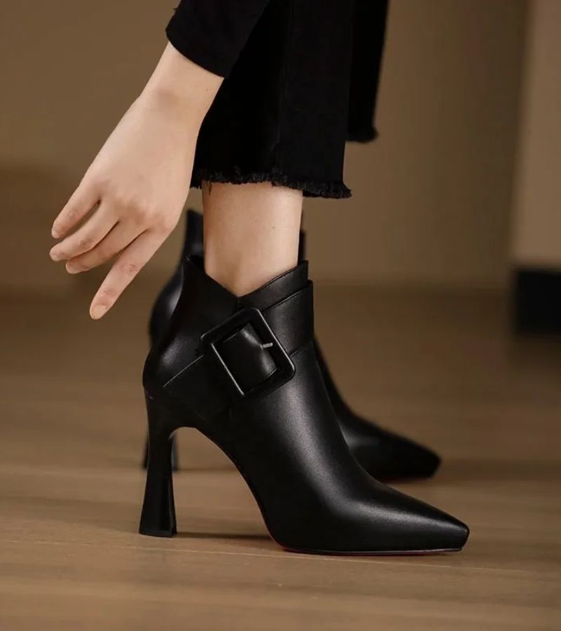 Aveline | Stivaletti con Tacco e Fibbia Oversize
