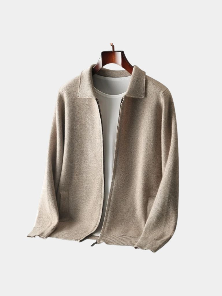Montaracrest Heritage Kasjmier knit sweater, soft and cozy wool cardigan in beige with button closure, close-up view.