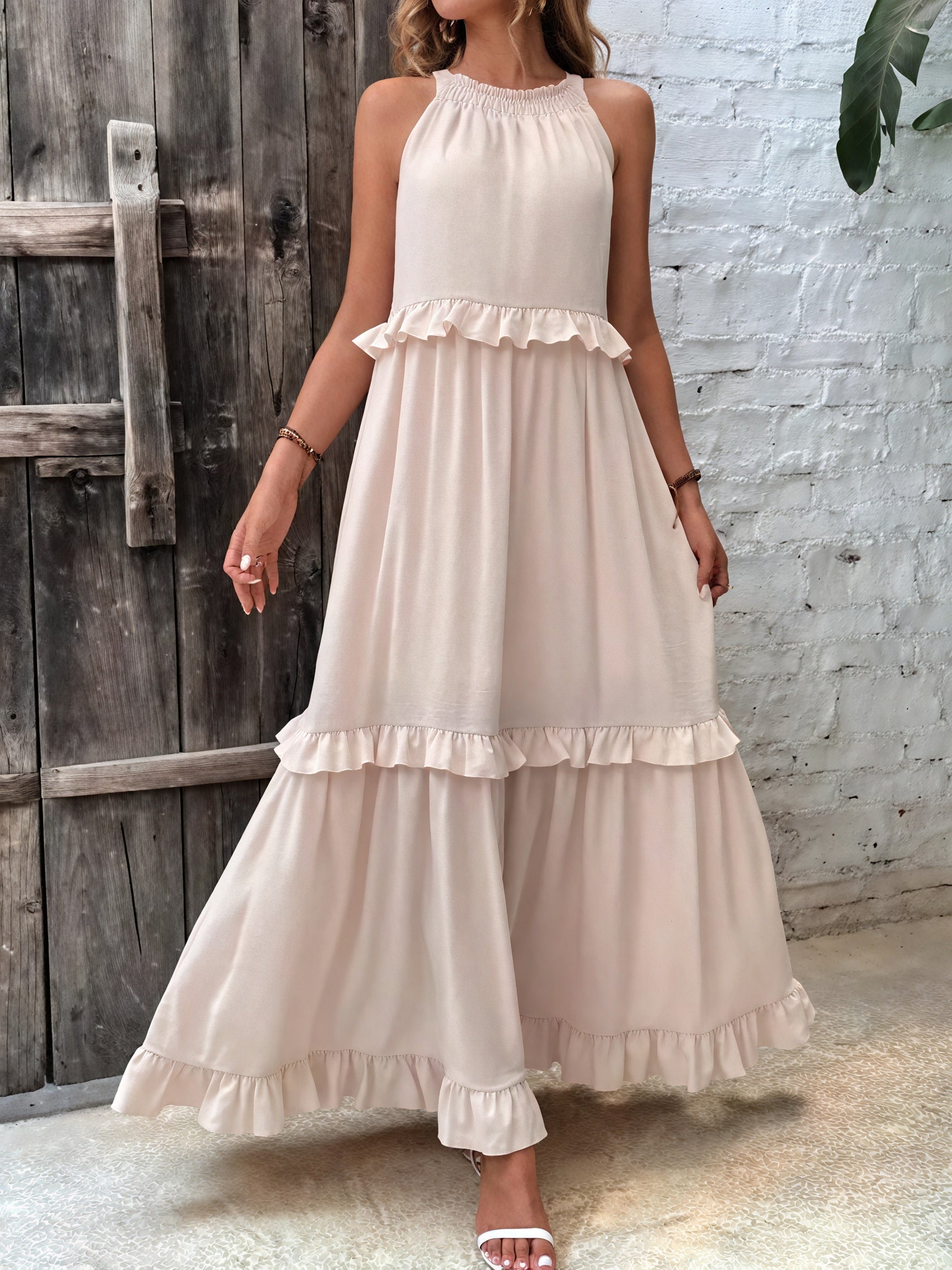 Montaracrest maxi fluid dress with American-style neckline and ruffle details, shown in a stylish, flowing design.