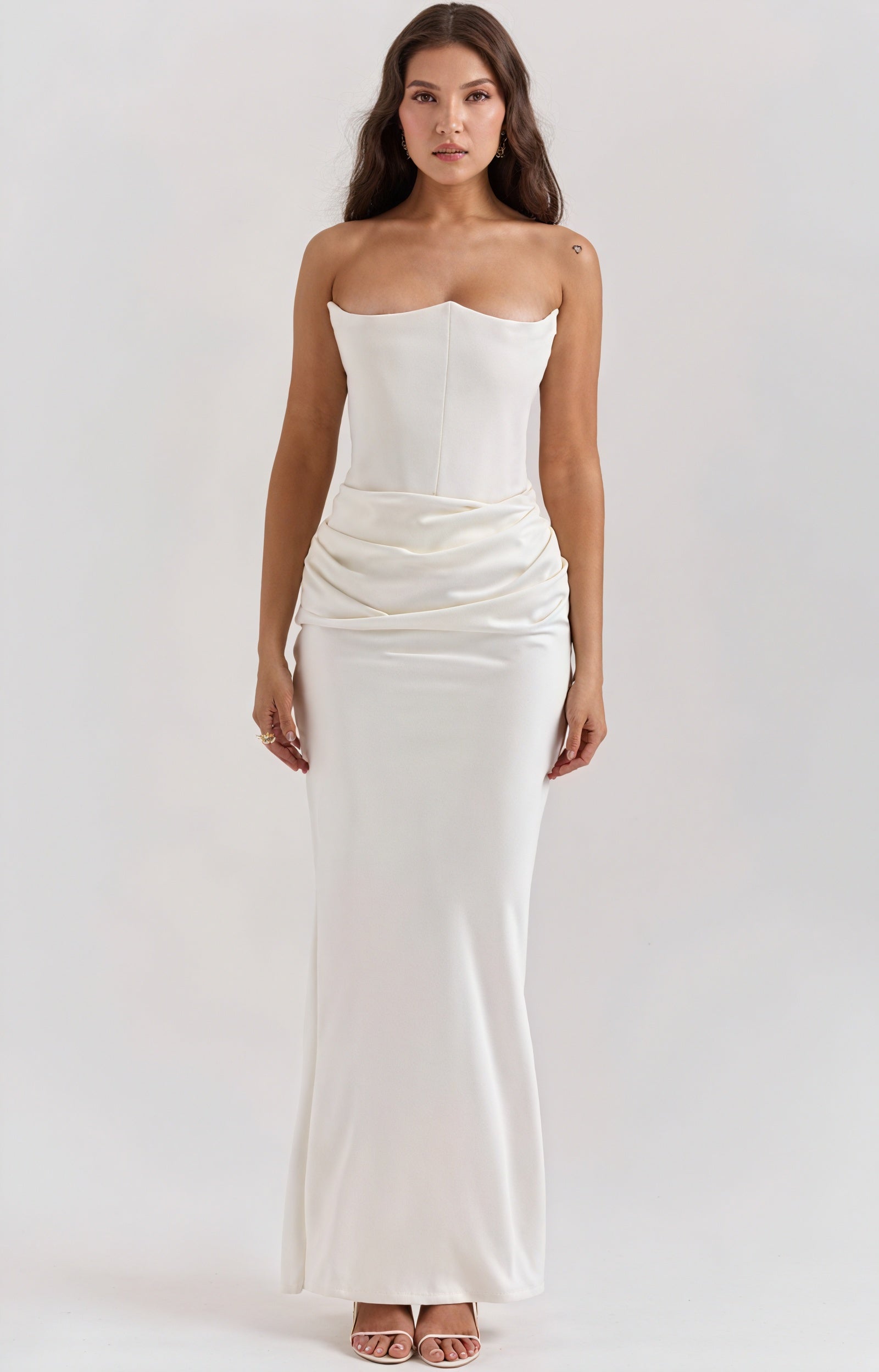 Montaracrest strapless evening dress in elegant fabric, perfect for special occasions, with a fitted silhouette and sophisticated style.