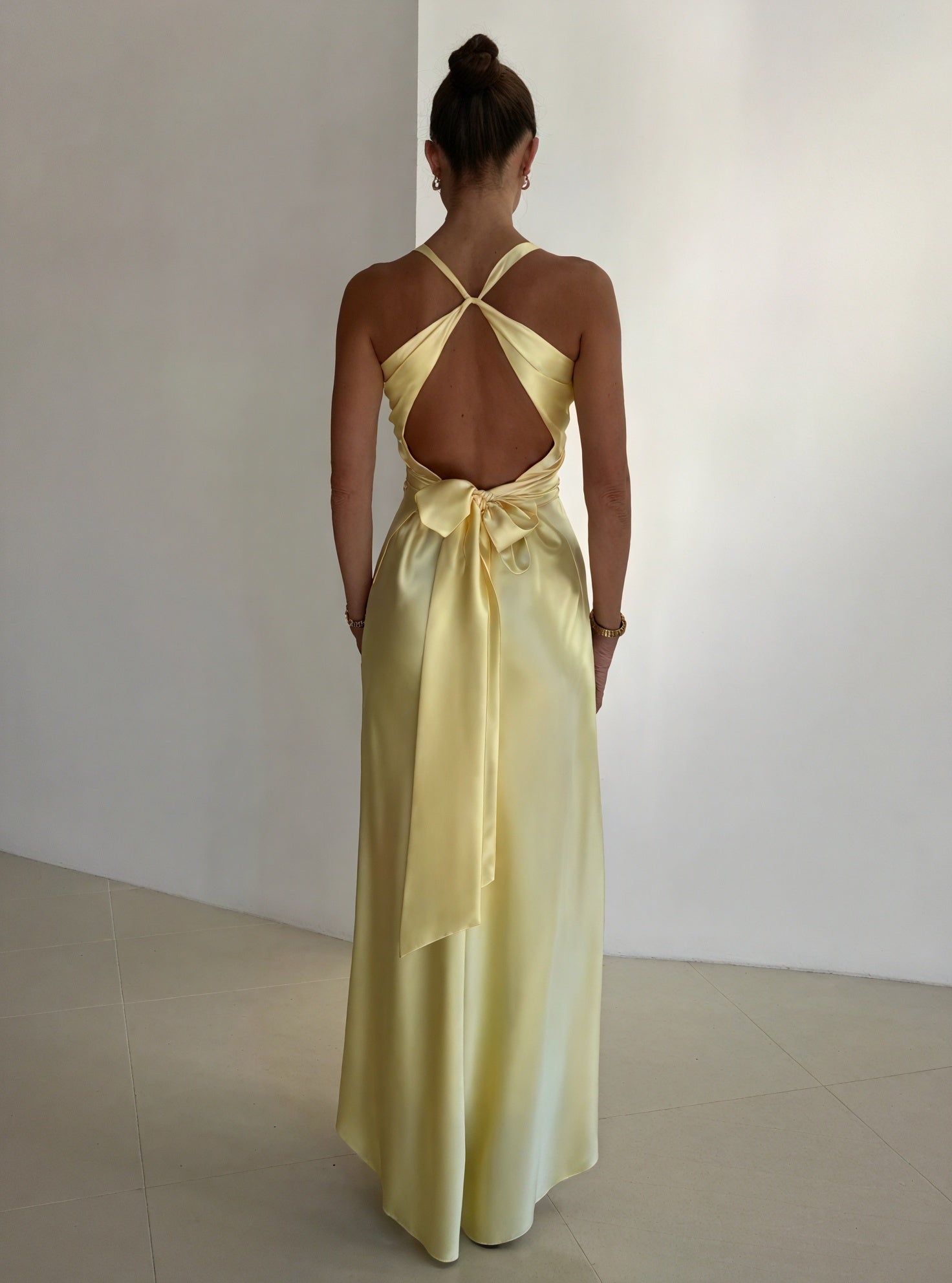 Elegant Montaracrest Eleganza Fluttuante dress with a sculpted back, flowing fabric, and intricate detailing on a model.
