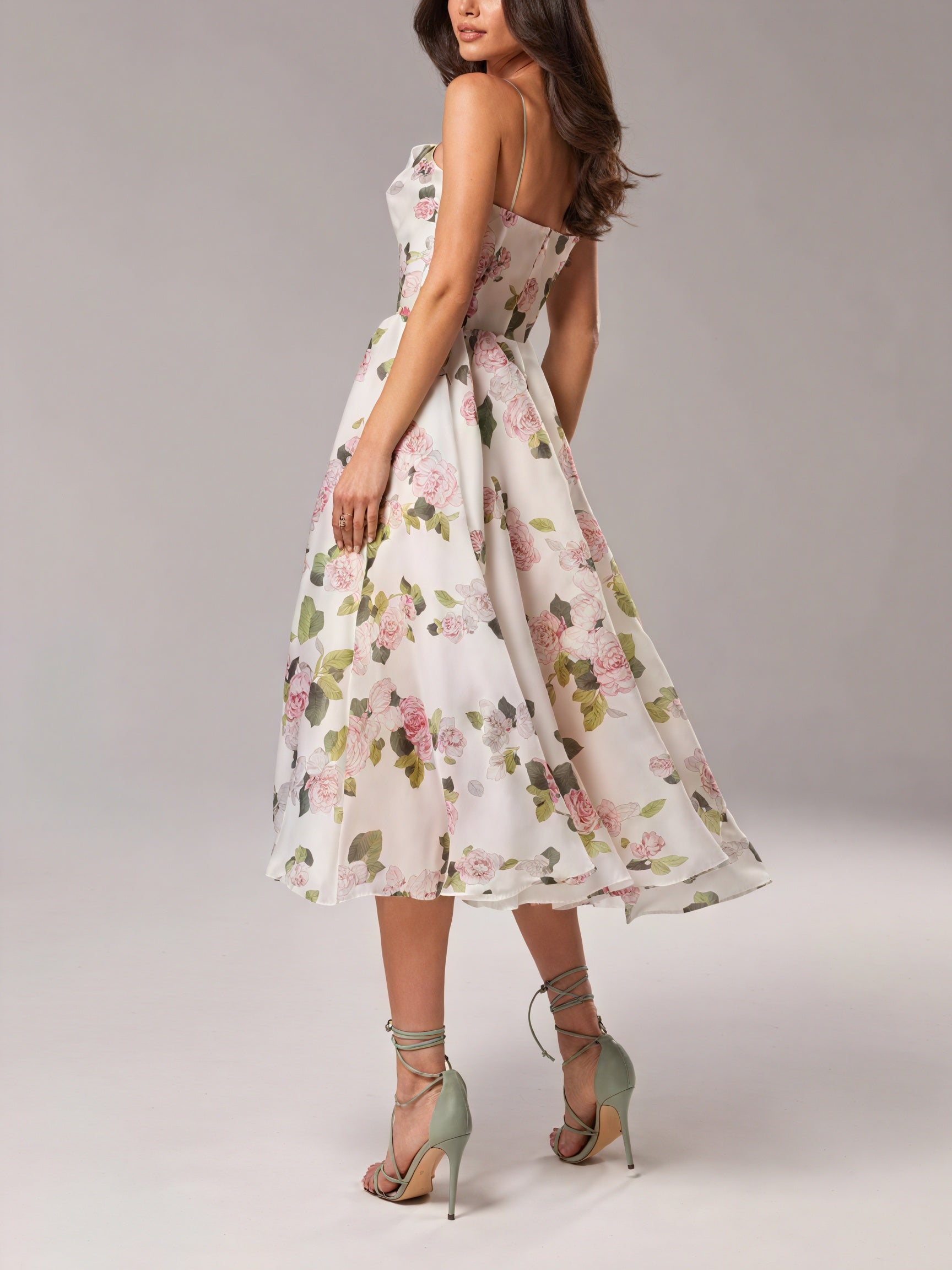 Abito Floreale Midi: Un Sogno di Eleganza Primaverile - Montaracrest