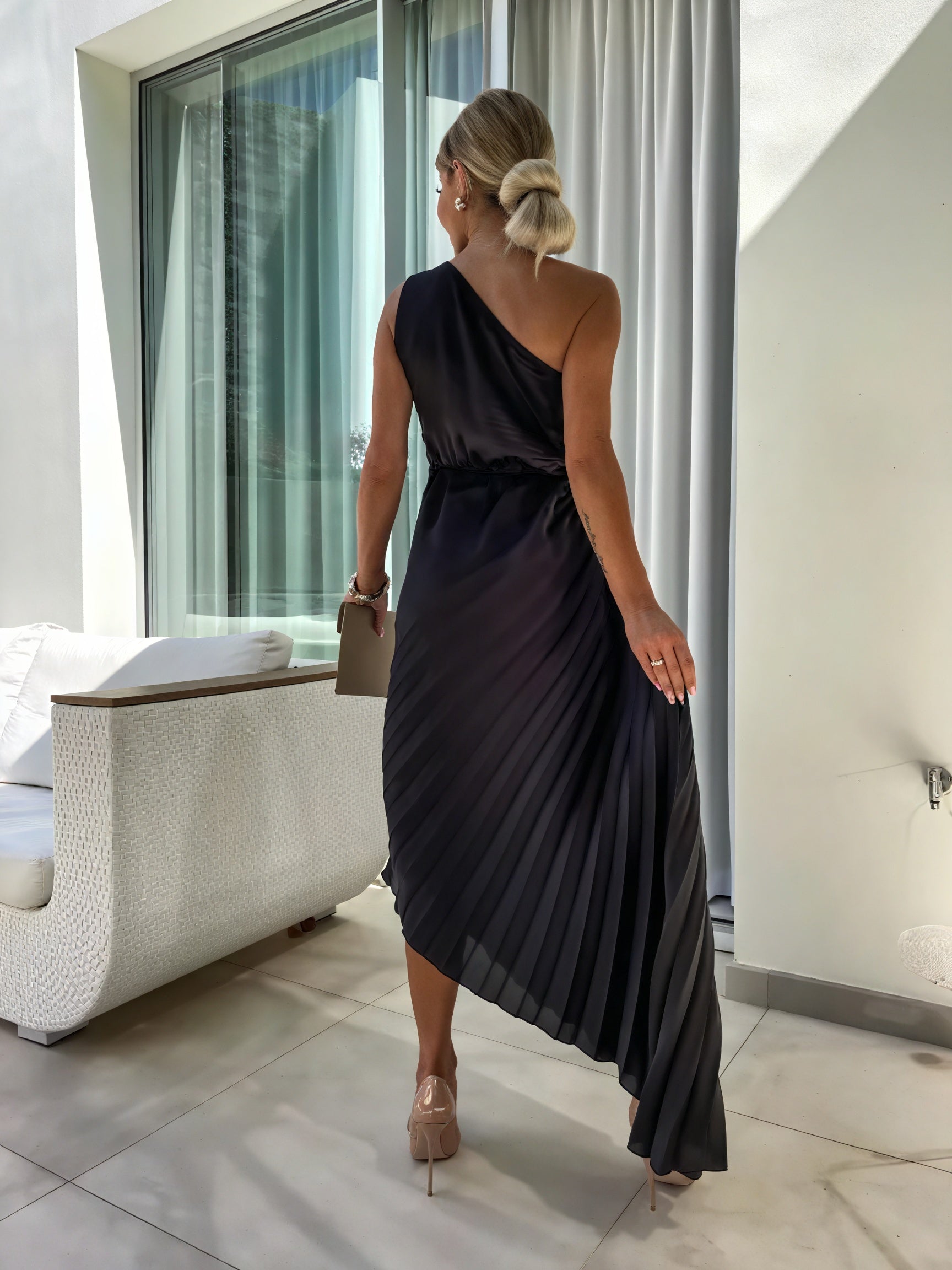 Montaracrest monospalla dress with elegant, timeless design, featuring a single shoulder strap and flowing fabric.