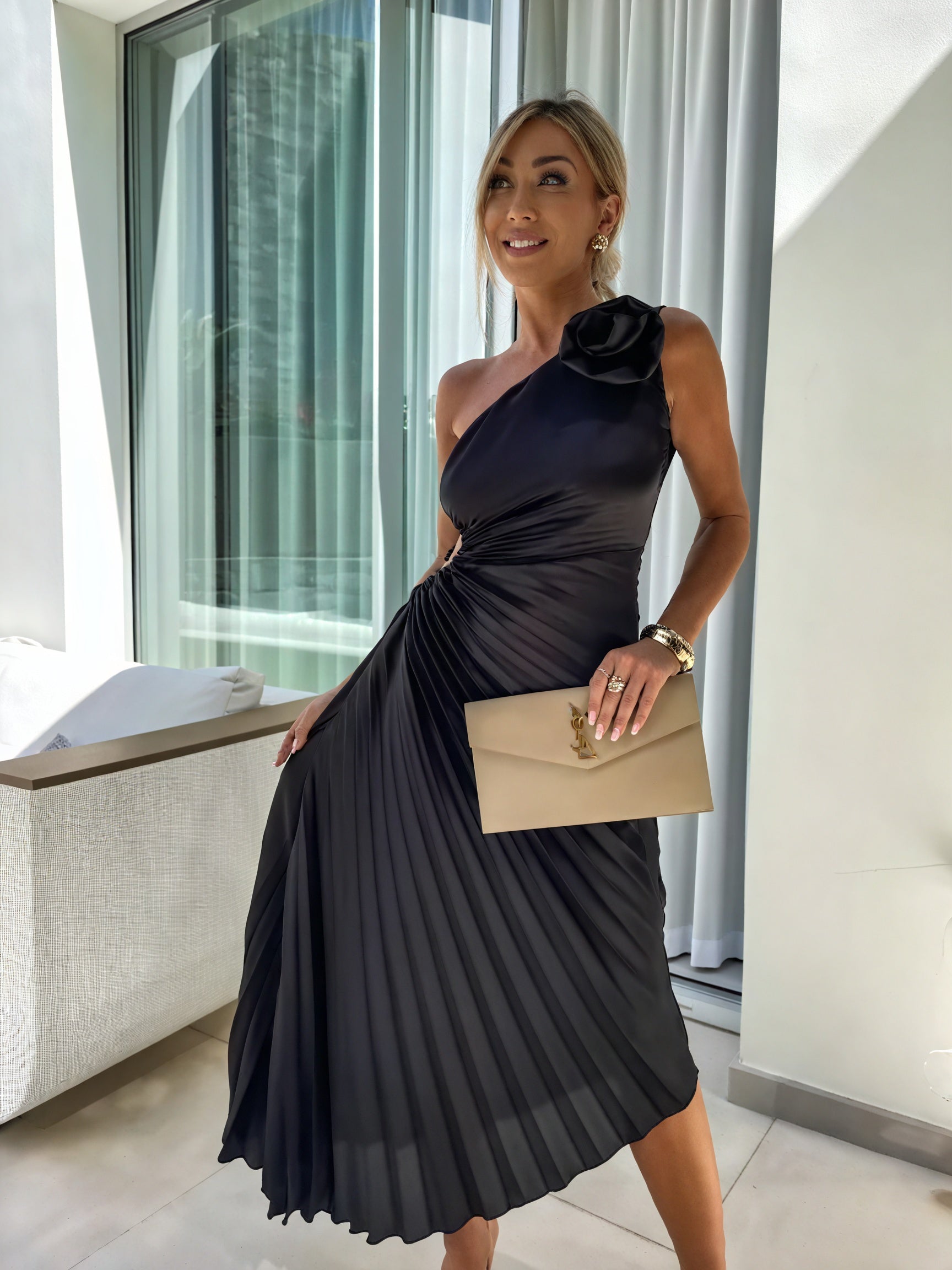 Elegant monospalla dress by Montaracrest featuring a timeless design, showcased on a model with smooth fabric and stylish silhouette.