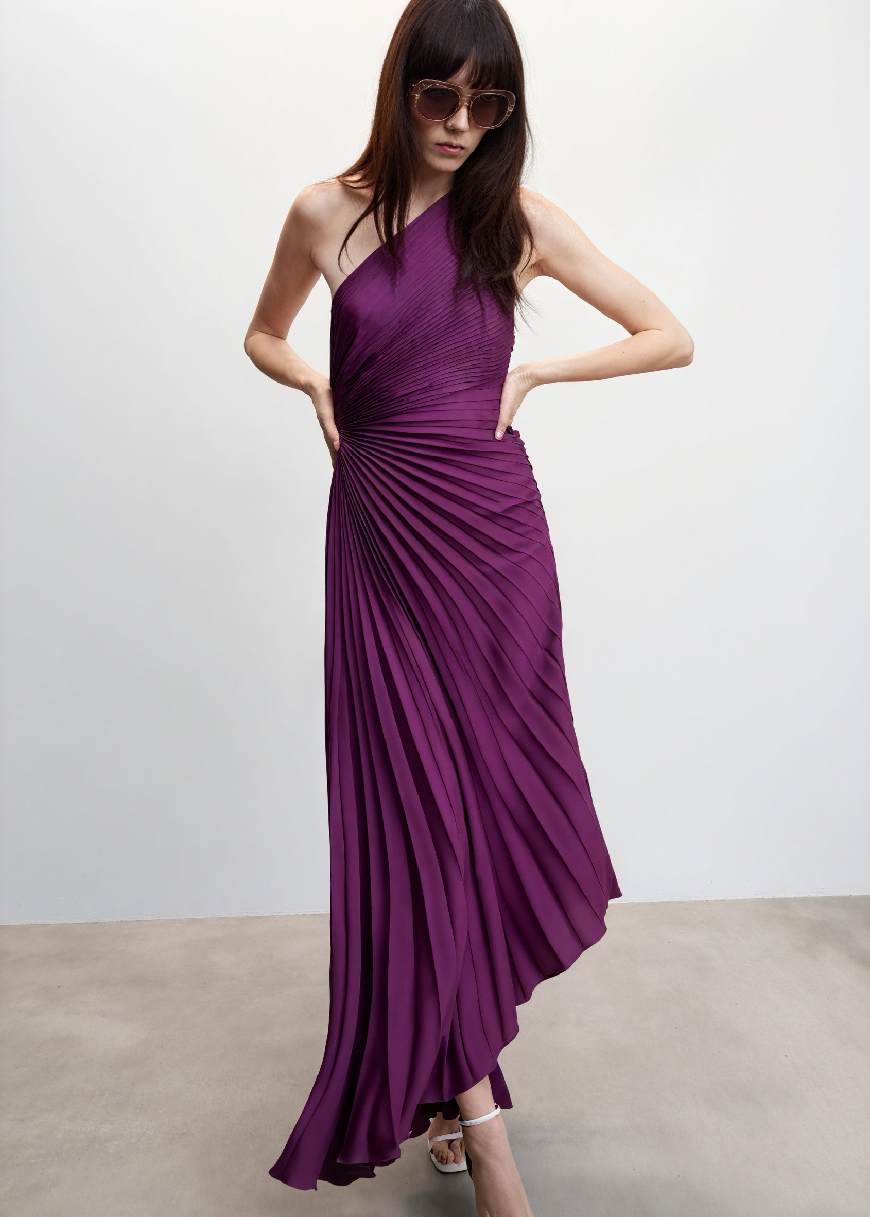 Black monospalla pleated dress with asymmetric hem by Montaracrest, featuring a stylish, modern design.