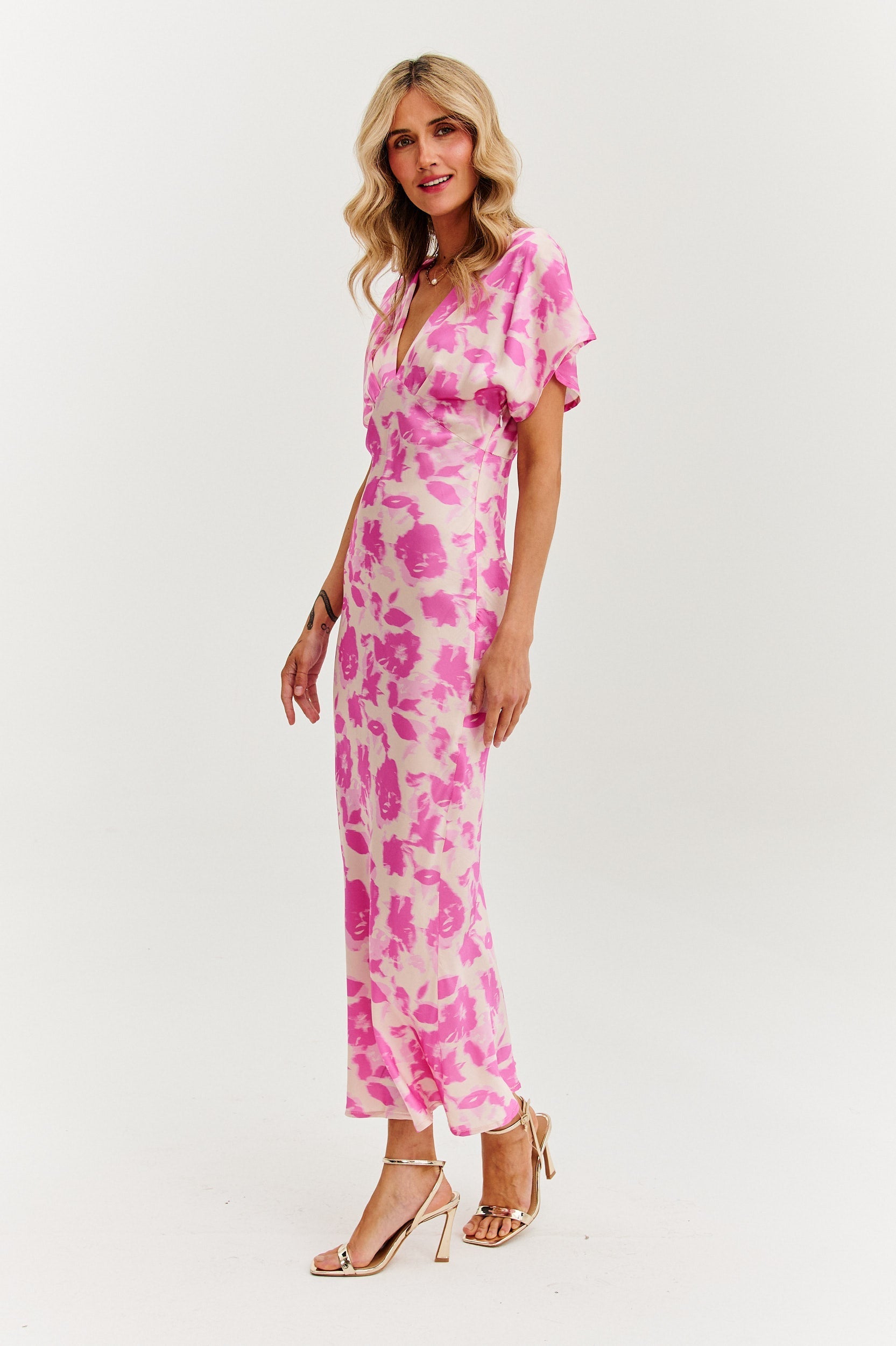 Montaracrest Diamond Affair midi dress, elegant sukienka with intricate detailing, displayed on a hanger.