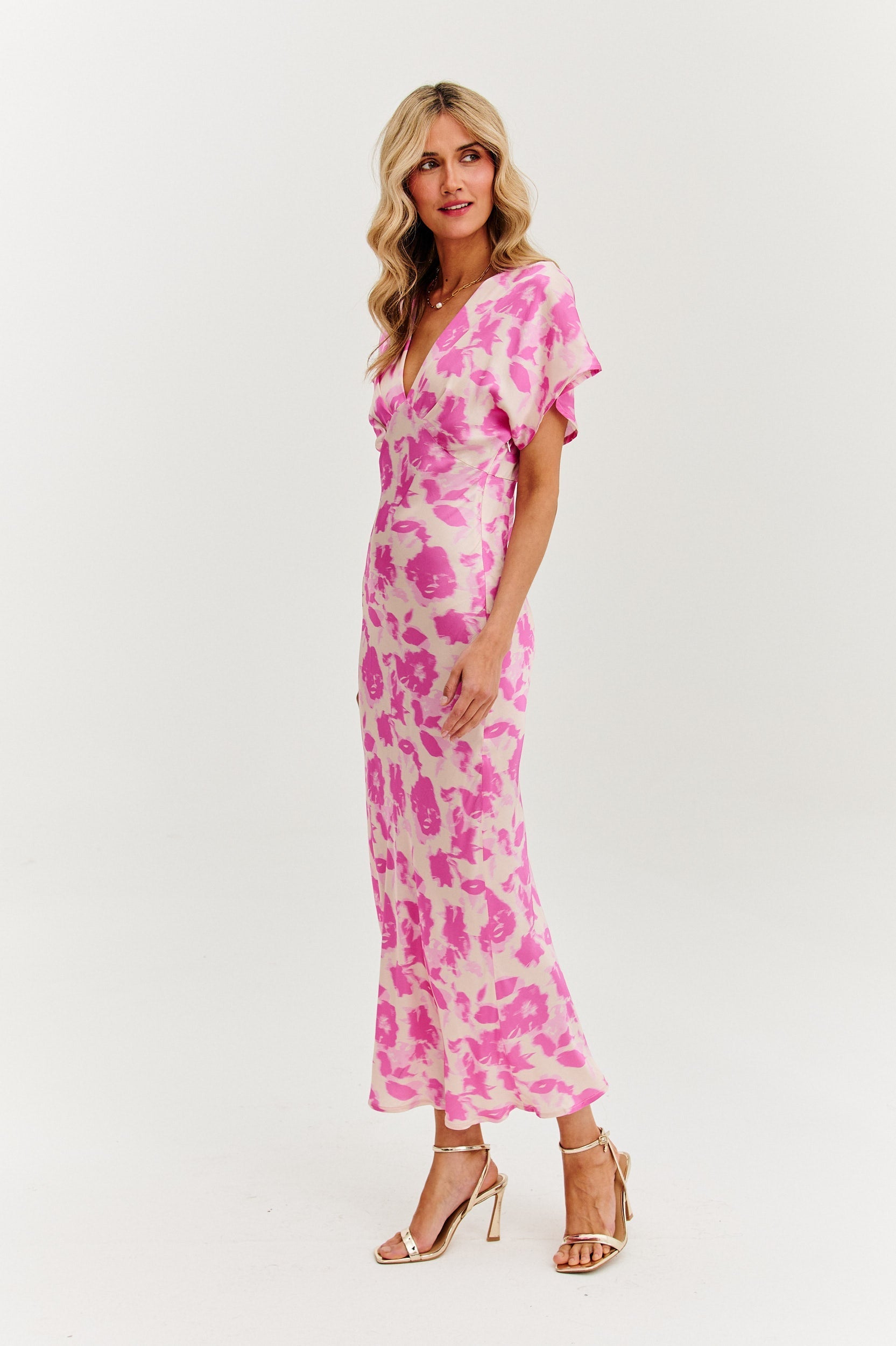 Montaracrest Diamond Affair midi dress, elegant sukienka with intricate design, shown on a model in a stylish setting.