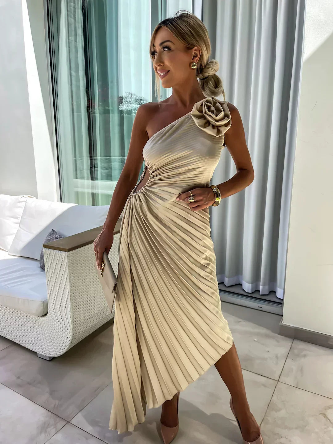 Montaracrest monospalla dress featuring elegant, timeless design with a sleek, single-shoulder style and sophisticated fit.