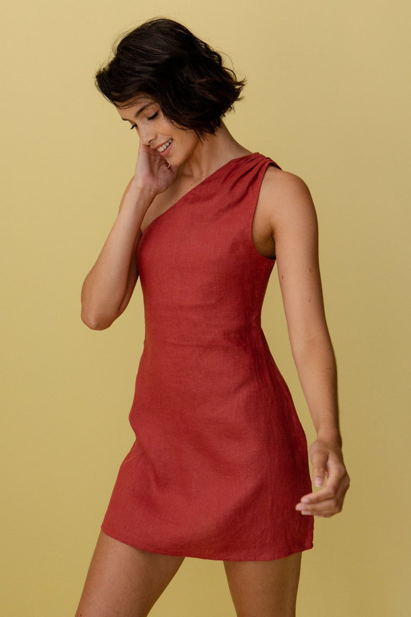 Montaracrest mini monospalla linen dress with asymmetric neckline, lightweight and stylish summer fashion.