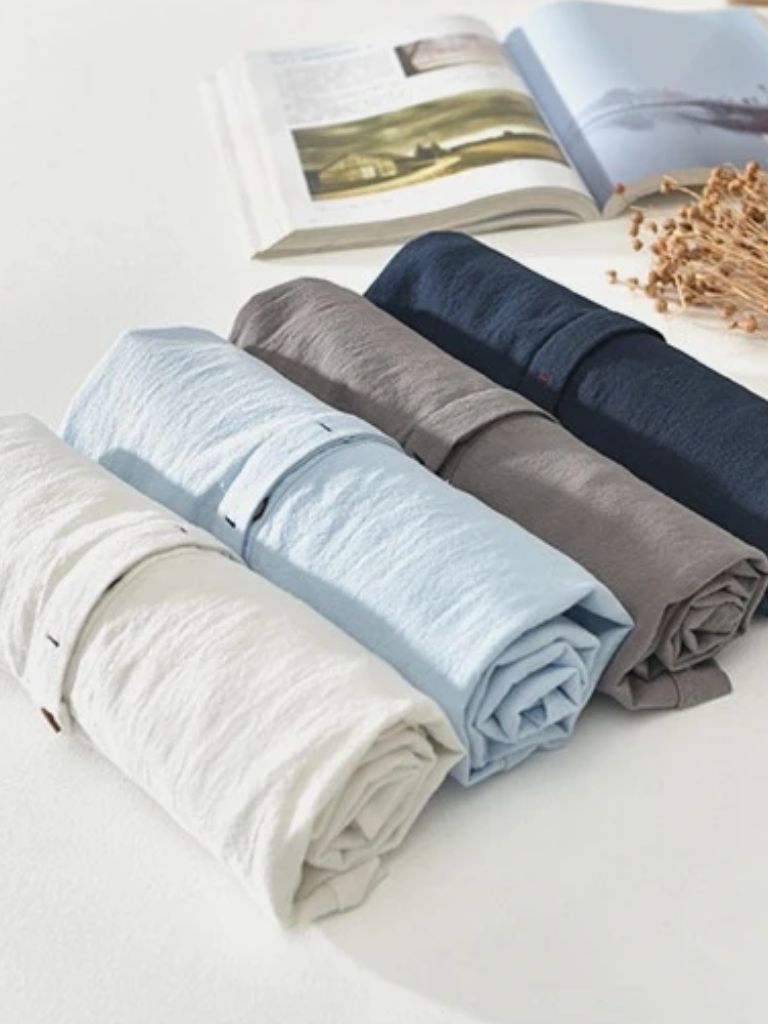 Montaracrest linen short-sleeve shirt with a cross crown design, casual and breathable for warm weather.