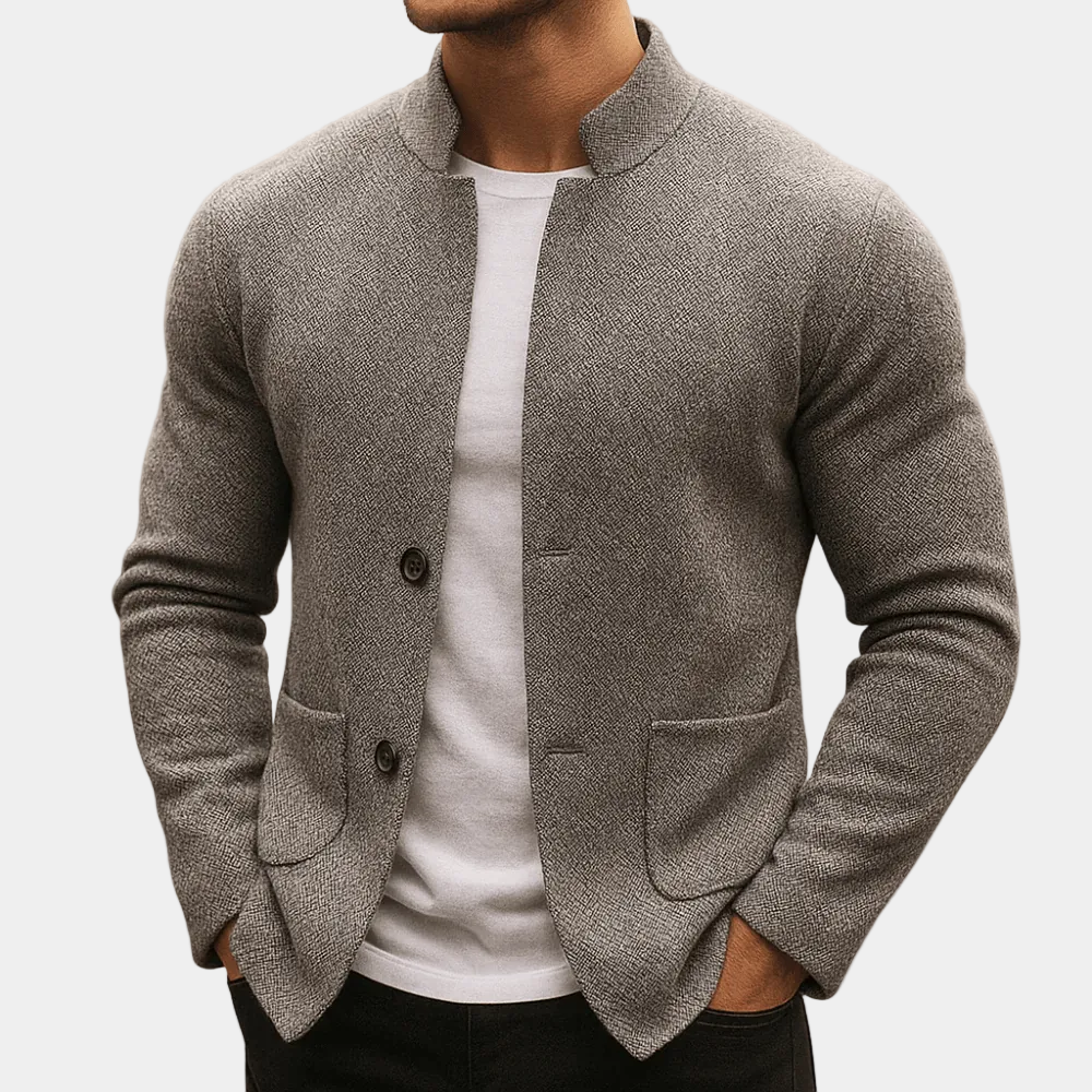 Louis André Ferran maglia blazer featuring a tailored fit, in soft knit fabric with subtle detailing, styled on a model.